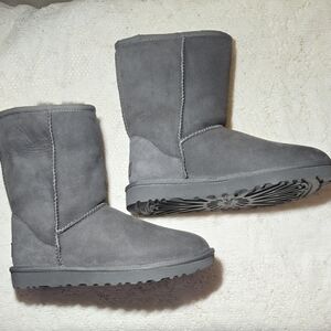 NIB UGG Classic Short II Boots